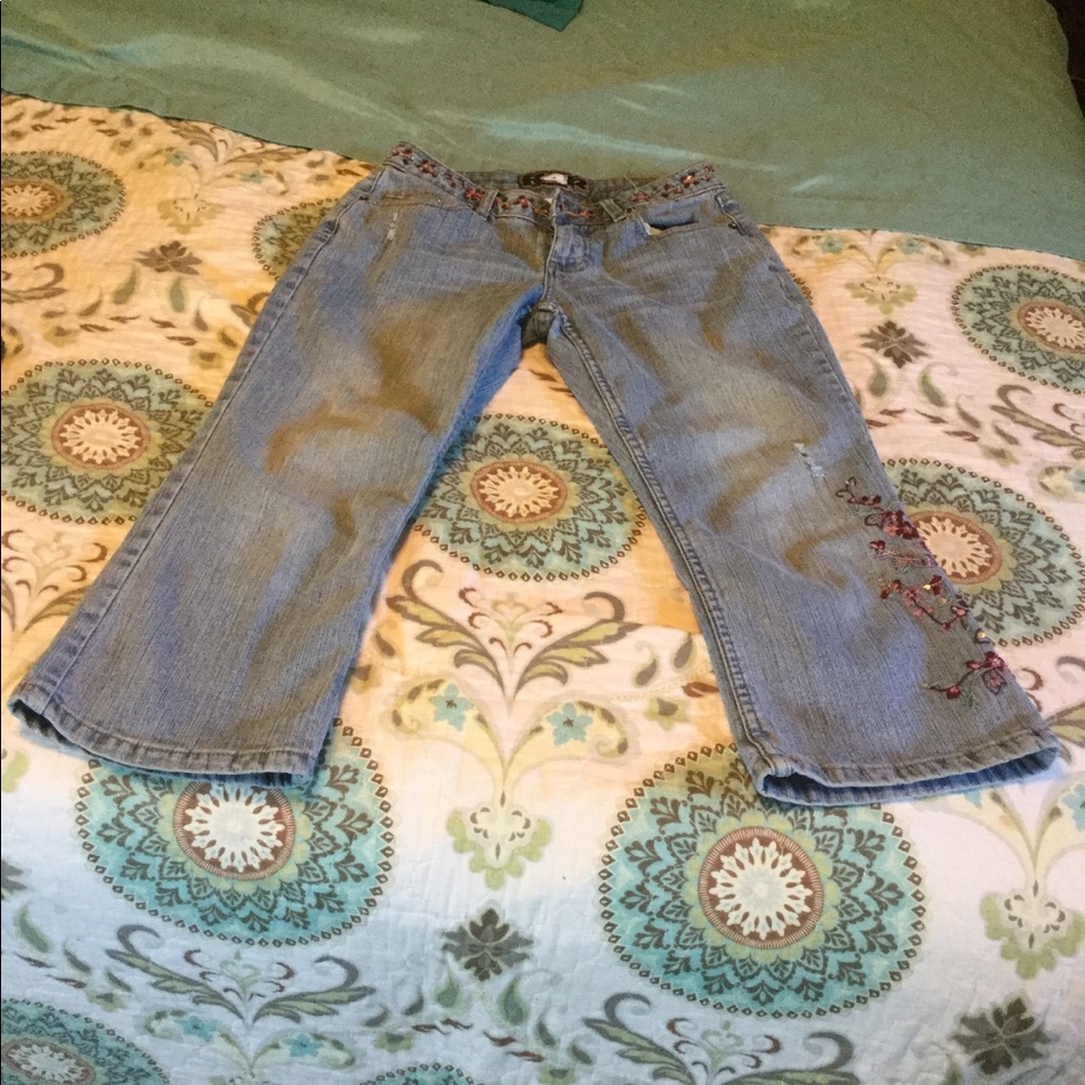 Distress crop jeans with design.